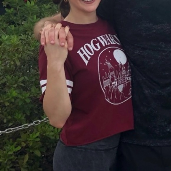 Warner Bros Cropped Varsity-Themed Harry Potter/Hogwarts Graphic T-Shirt - Picture 3 of 5